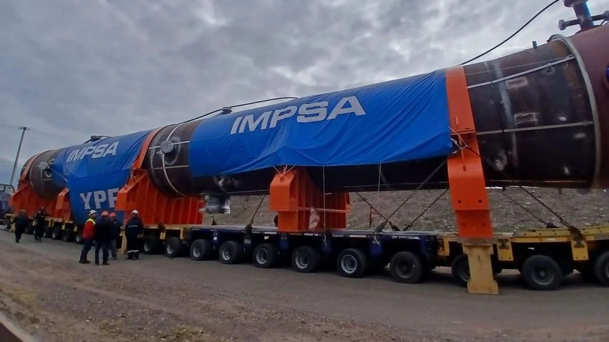 Reanudan el traslado del reactor gigante de IMPSA hacia la destilería de YPF