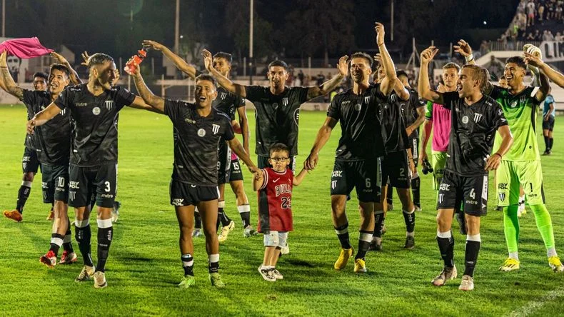 Gimnasia ganó en casa y es líder.