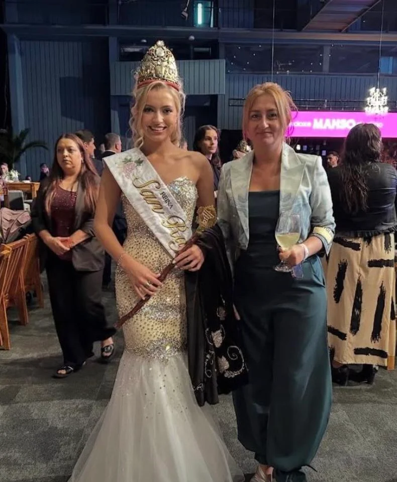 La sanrafaelina Cintia Maggioni, vicepresidente del EMETUR, posó con la reina