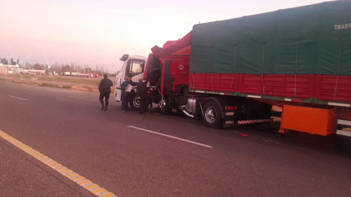 Las Catitas: dos camiones chocaron en la ruta 7 y uno de los choferes sufrió lesiones