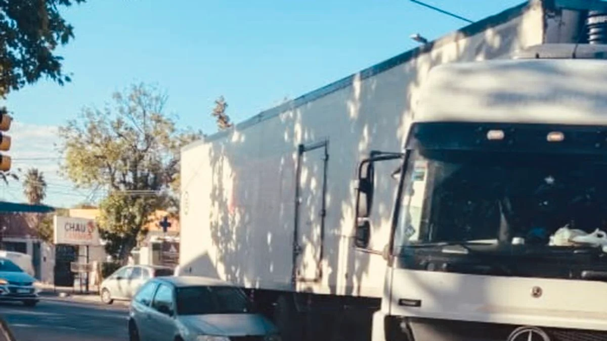 Fuerte choque entre un camión con acoplado y un auto en una avenida de San Rafael