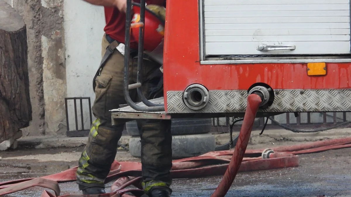 Incendio por un aparente desperfecto eléctrico en un departamento de Ciudad dejó a una mujer con heridas