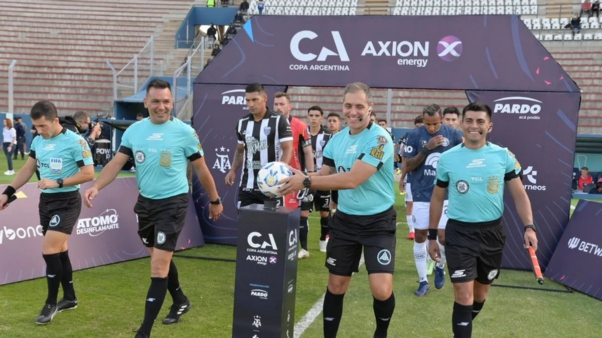 Castigaron a un árbitro por un error en el partido de la Lepra por Copa Argentina