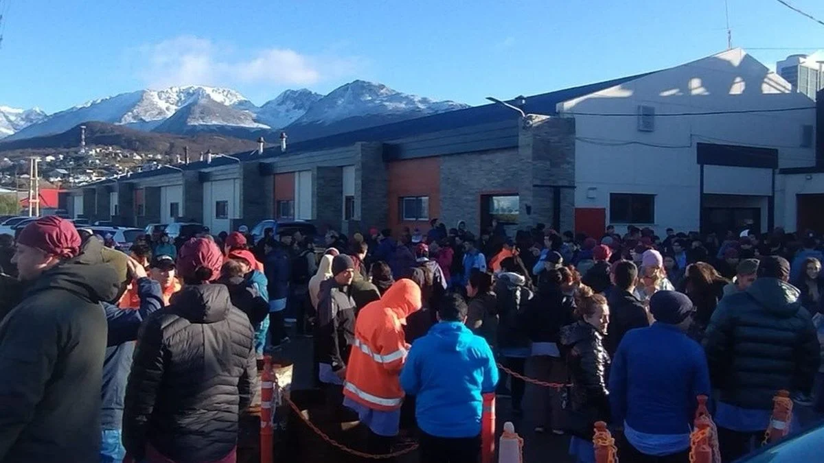 Arde Tierra del Fuego: gremios y organizaciones sociales convocaron a un paro total para el 21