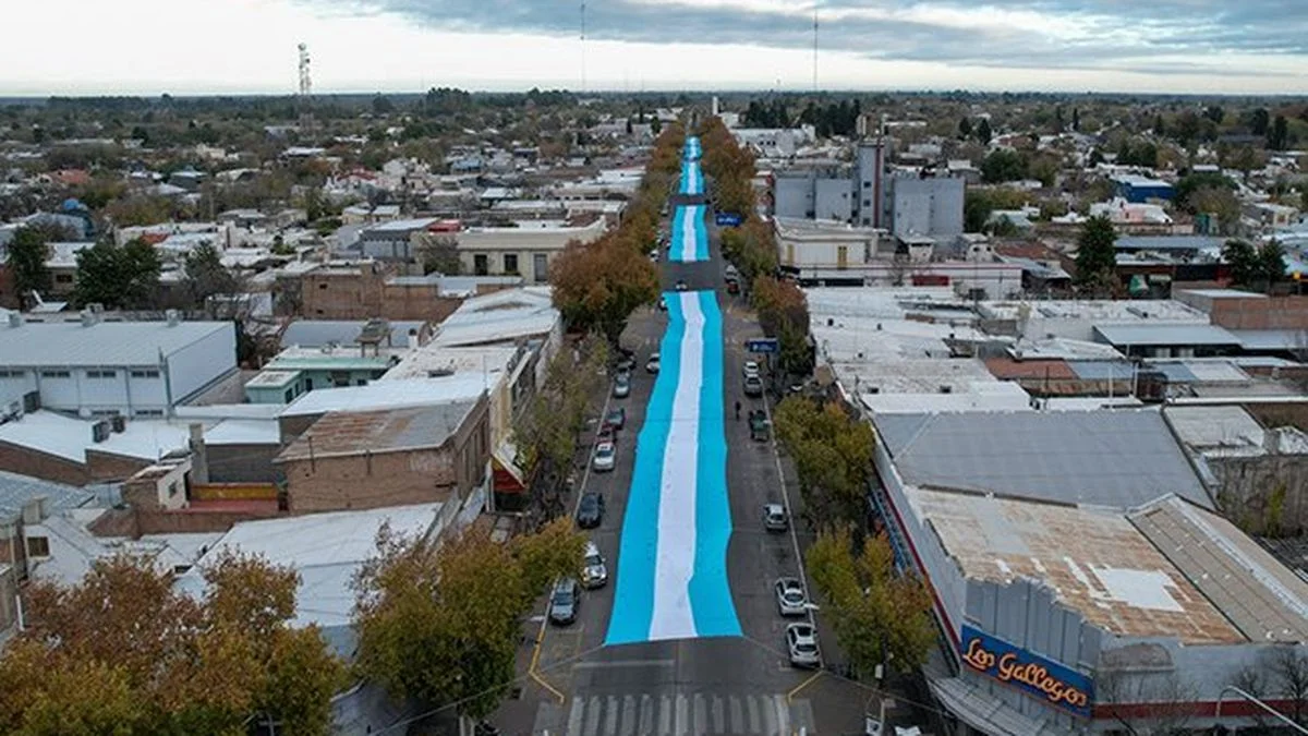 Bandera gigante por el 25 de Mayo: ¿cuánto mide el símbolo patrio que colocó General Alvear?