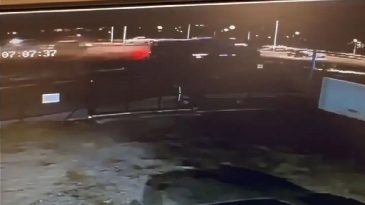 Una cámara de seguridad captó el momento en que un colectivo se despistó en el Acceso Sur