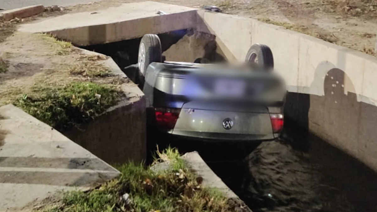Aparatoso accidente: volcó dentro de un zanjón tras chocar contra otro auto en Guaymallén