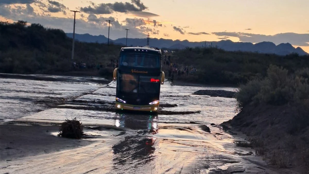 Tormenta en San Rafael: pocas ramas caídas, caminos anegados y un rayo en una casa