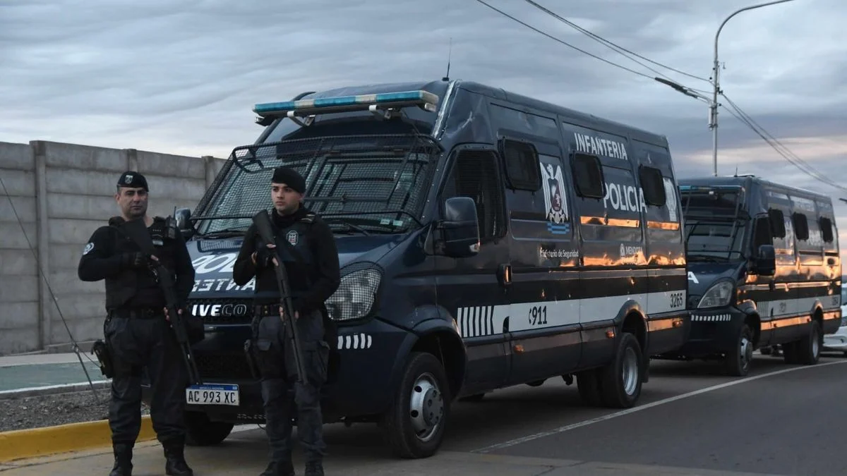 Amplio operativo policial con aprehendidos en el Oeste de la Ciudad: secuestraron bicicletas robadas y armas