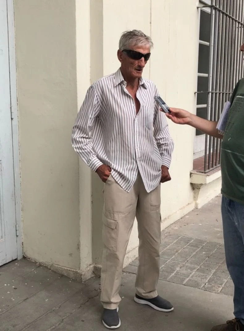 Romelio Pérez en las afueras de los tribunales sureños