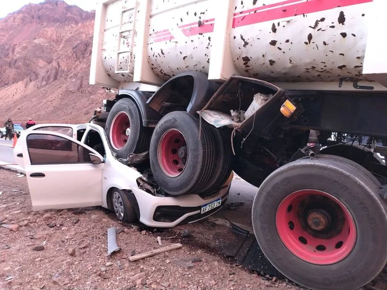 El auto involucrado en el accidente en ruta 7 quedó debajo del camión