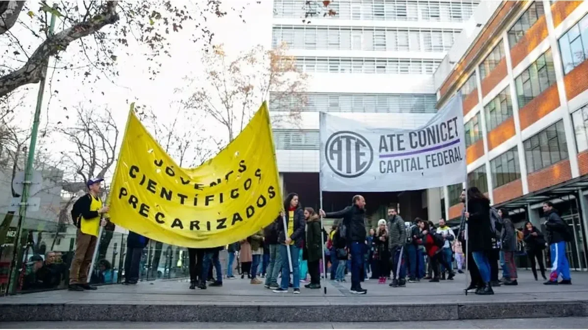 Mientras el streaming marino del Conicet arrasa, científicos y becarios salen a la calle por el desguace