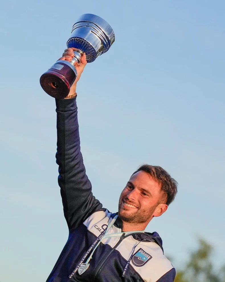 El Lobito y una Copa en mano. Marca registrada en el hockey sobre c&eacute;sped.