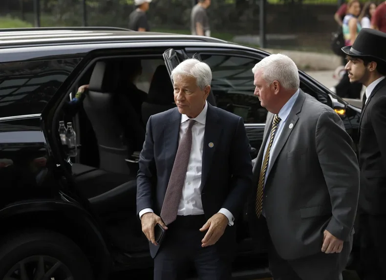 Jamie Dimon, CEO del JP Morgan Chase, al ingresar al Teatro Col&oacute;n.