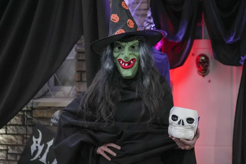 La escalofriante (pero amable) Bruja Clotilde recibi&oacute; a ElEditor en su casa de Halloween.