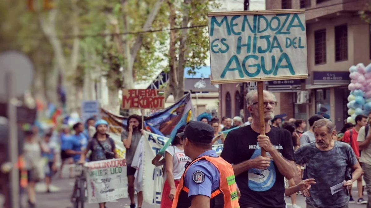 Las Asambleas por el Agua suman sus banderas a la marcha de la UNCuyo contra el veto de Milei