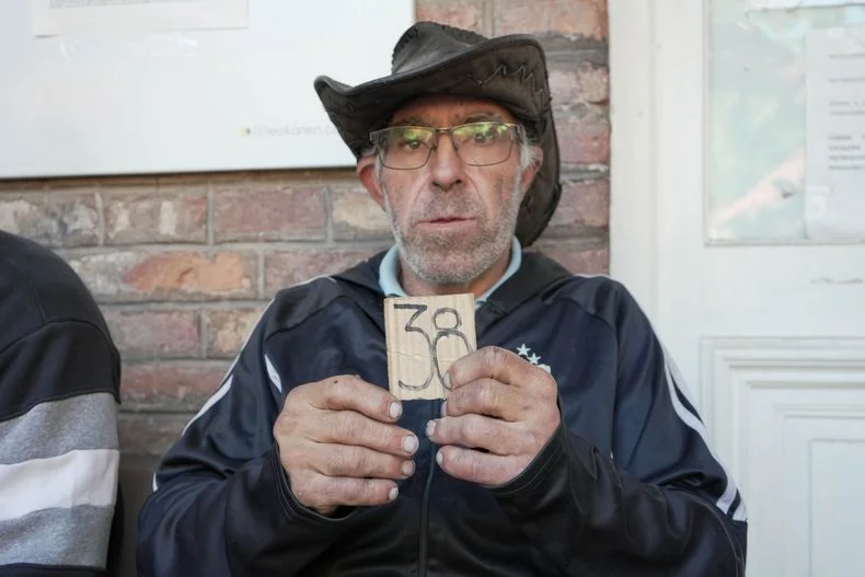 Desde Beltrán de madrugada llegó este hombre con 90% de discapacidad, llegó con sus hijos a la oficina de la ANDIS, para conseguir un número. 