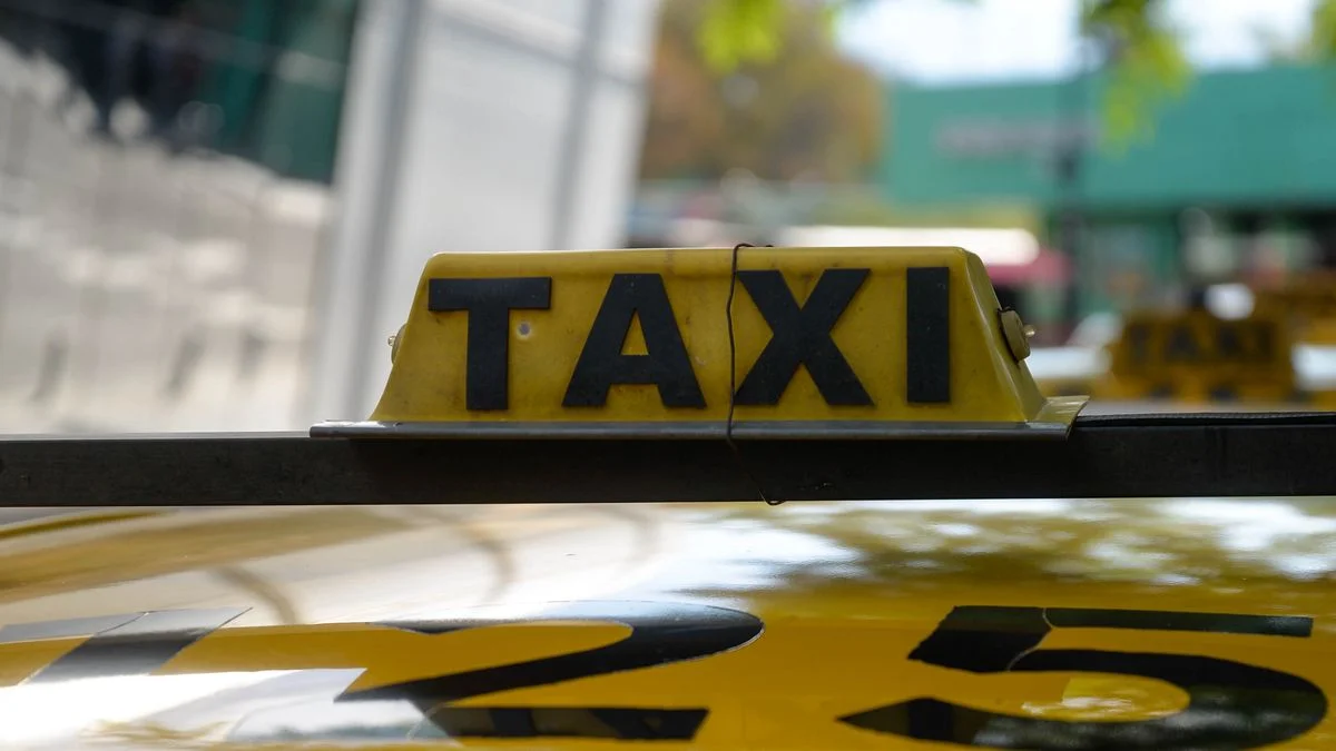 Tres supuestos pasajeros le robaron la recaudación a un taxista tras amenazarlo con un cuchillo