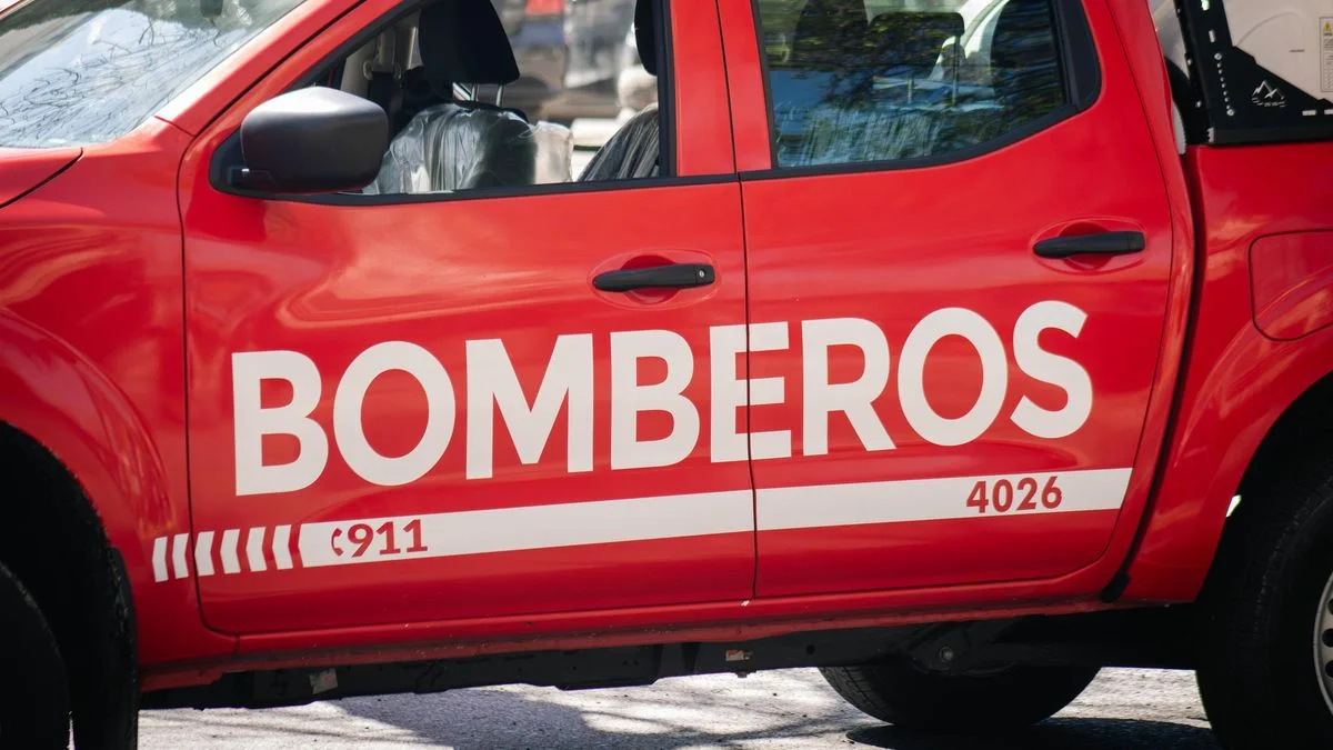 Incendio en Maipú: tres vehículos destruidos tras una explosión en un garaje