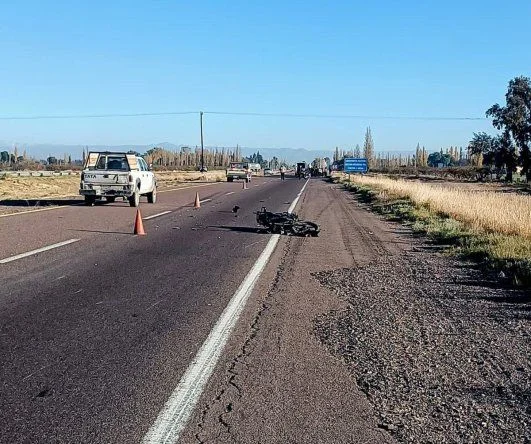 El motociclista impactó contra el asfalto tras el violento asalto 