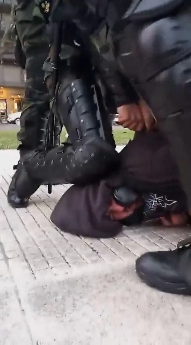 Captura de pantalla del momento en que Tomás Cuesta es inmovilizado en el suelo. 