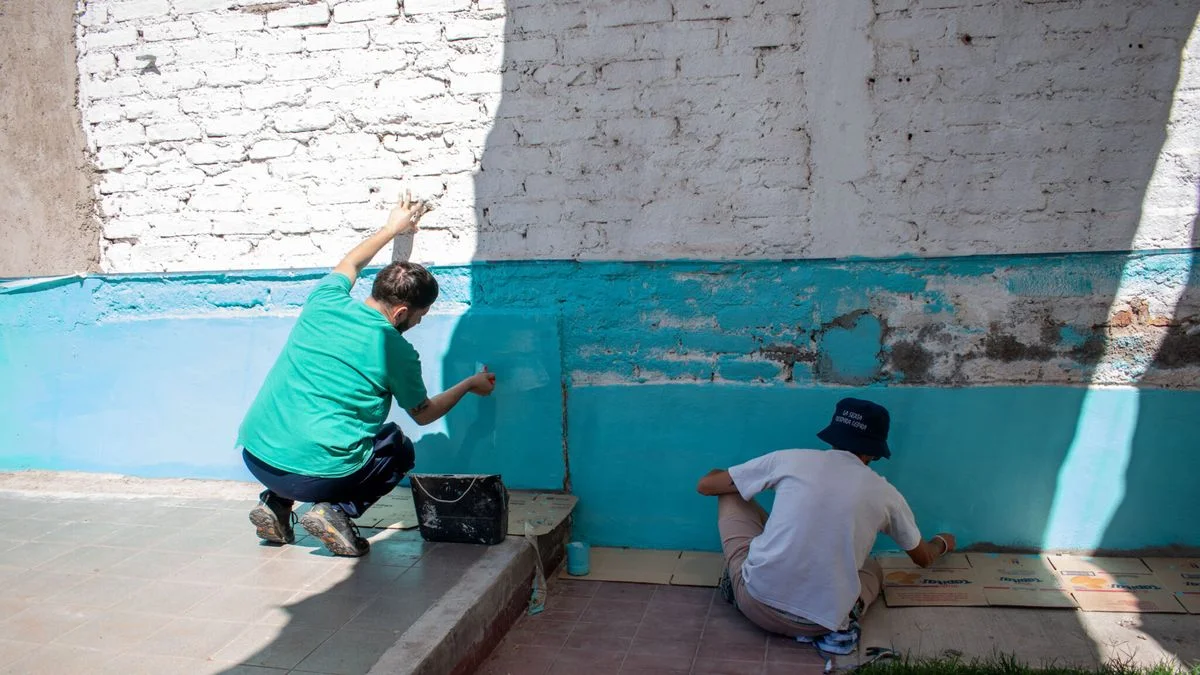 Grafiteros condenados por vandalismo por un jurado vecinal ahora pintan paredes de jardines maternales