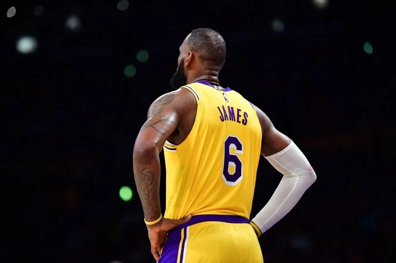 LeBron James seguirá ligado a los Lakers.