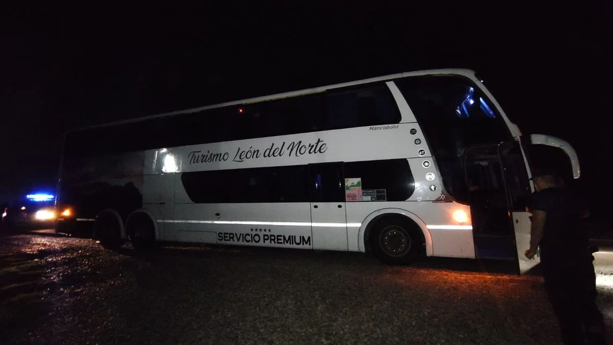 Alerta de conductores evitó una tragedia en el Acceso Este: un colectivero ebrio circulaba en zigzag
