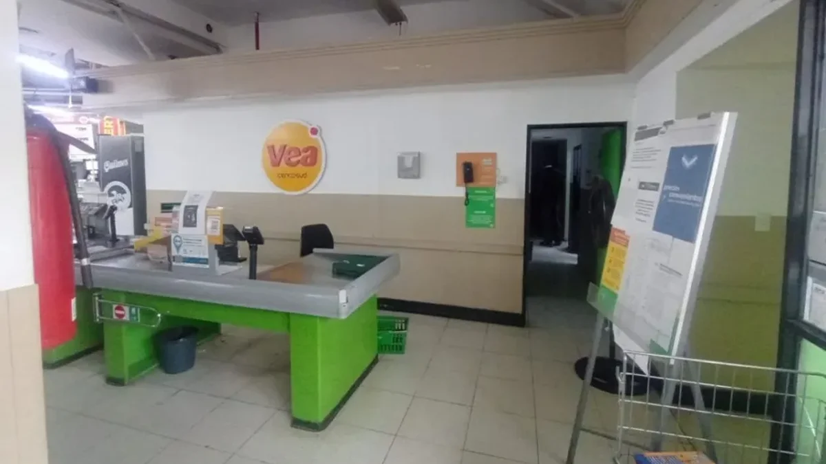 Las cámaras lo registraron: una joven atrapada al hacer un boquete en un súper, su cómplice escapó