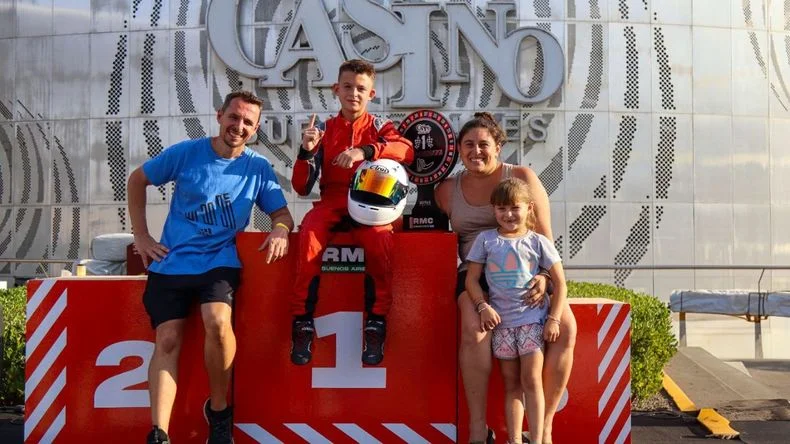 Mateo hace el "1" y posa con su familia.&nbsp;