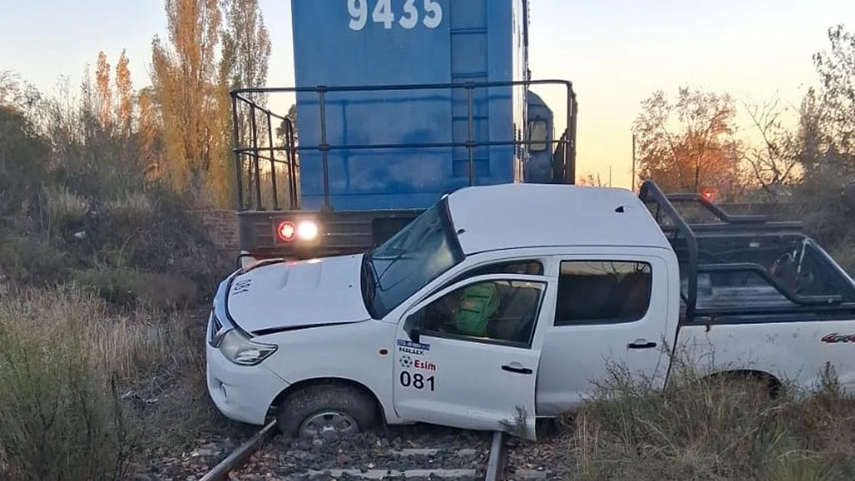 Un tren de carga arrolló a una camioneta en un paso a nivel de Luján de Cuyo