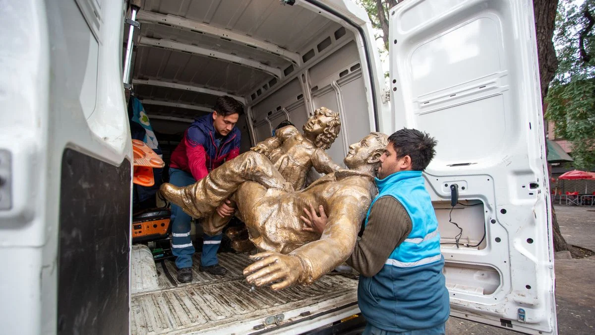 Volvió a la Alameda la escultura de José de San Martín y Merceditas tras su restauración