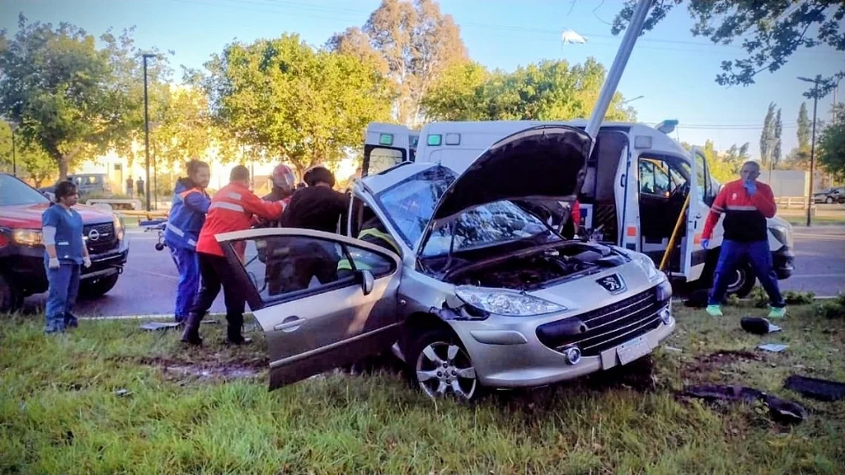 Impactante accidente en San Rafael: murió el conductor de un auto tras chocar contra un poste