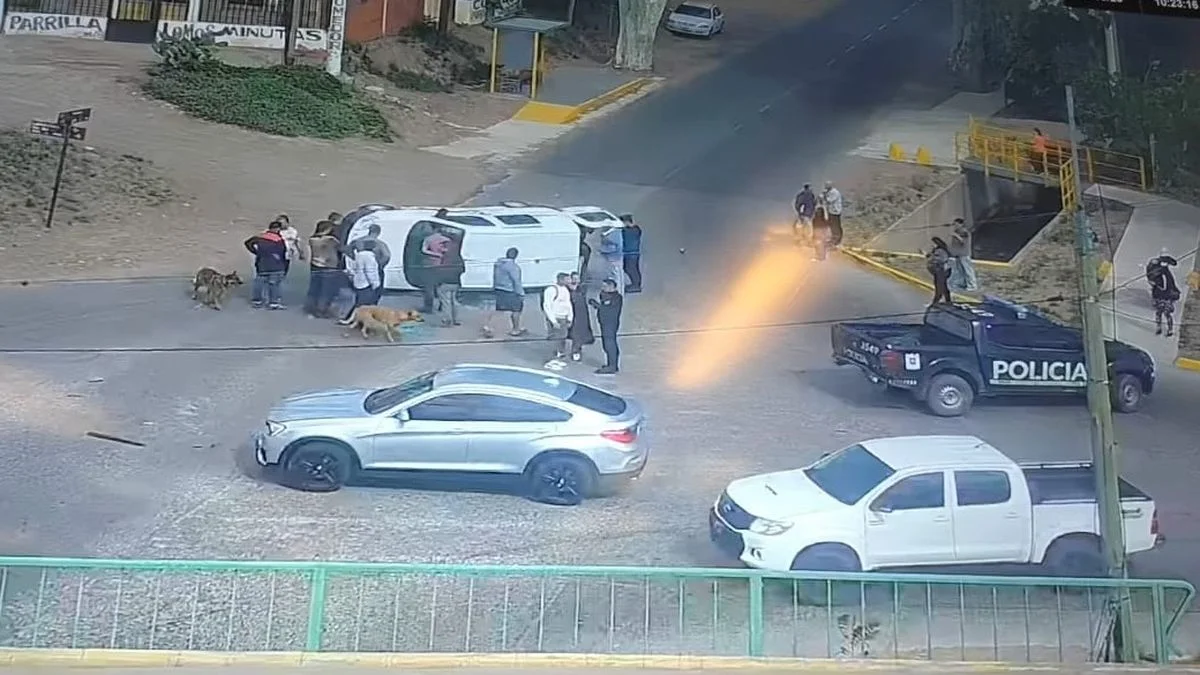 Luján de Cuyo: una camioneta volcó tras un choque en Acceso Sur y Olavarría