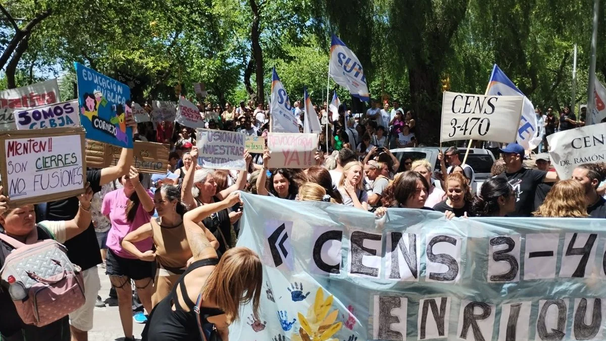 Cientos de alumnos y docentes de Mendoza están en un limbo tras cierres y fusiones ordenadas por el Gobierno