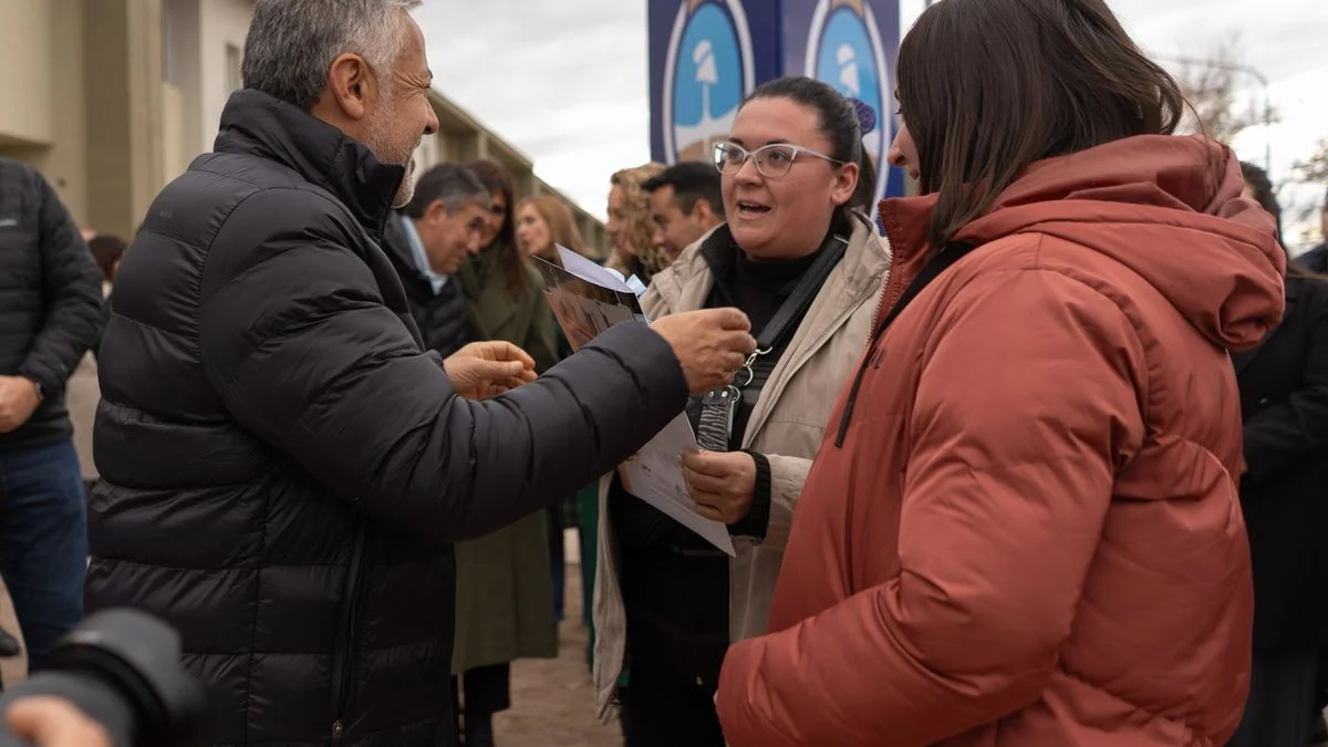 Cornejo entregó casas en Luján de Cuyo: el mensaje para la clase media