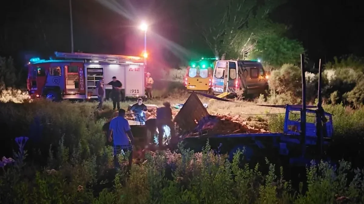 Madrugada fatal en Lavalle: manejaba un camión con ladrillos, volcó y murió