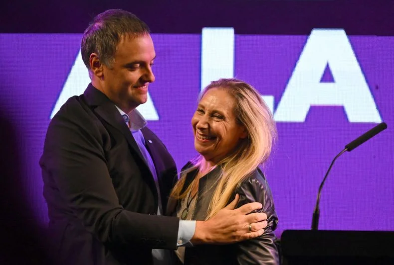 Manuel Adorni junto a Karina Milei.