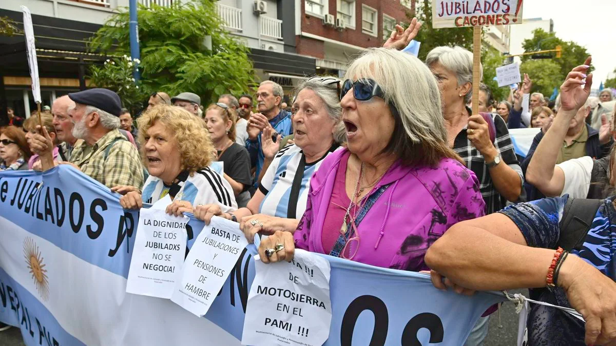 Los jubilados de Mendoza agitaron la ronda de los miércoles con un documento contra la proscripción