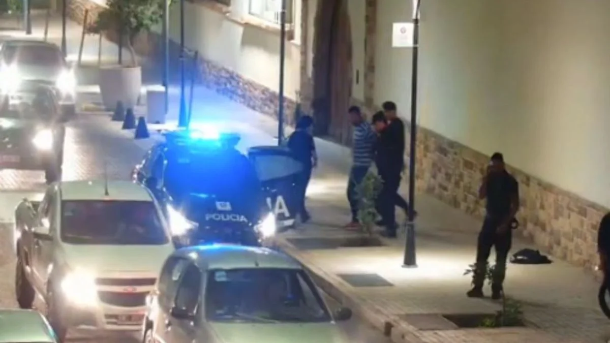 Intentaba abrir autos en la cuadra del Espacio Arizu en Godoy Cruz y quedó detenido