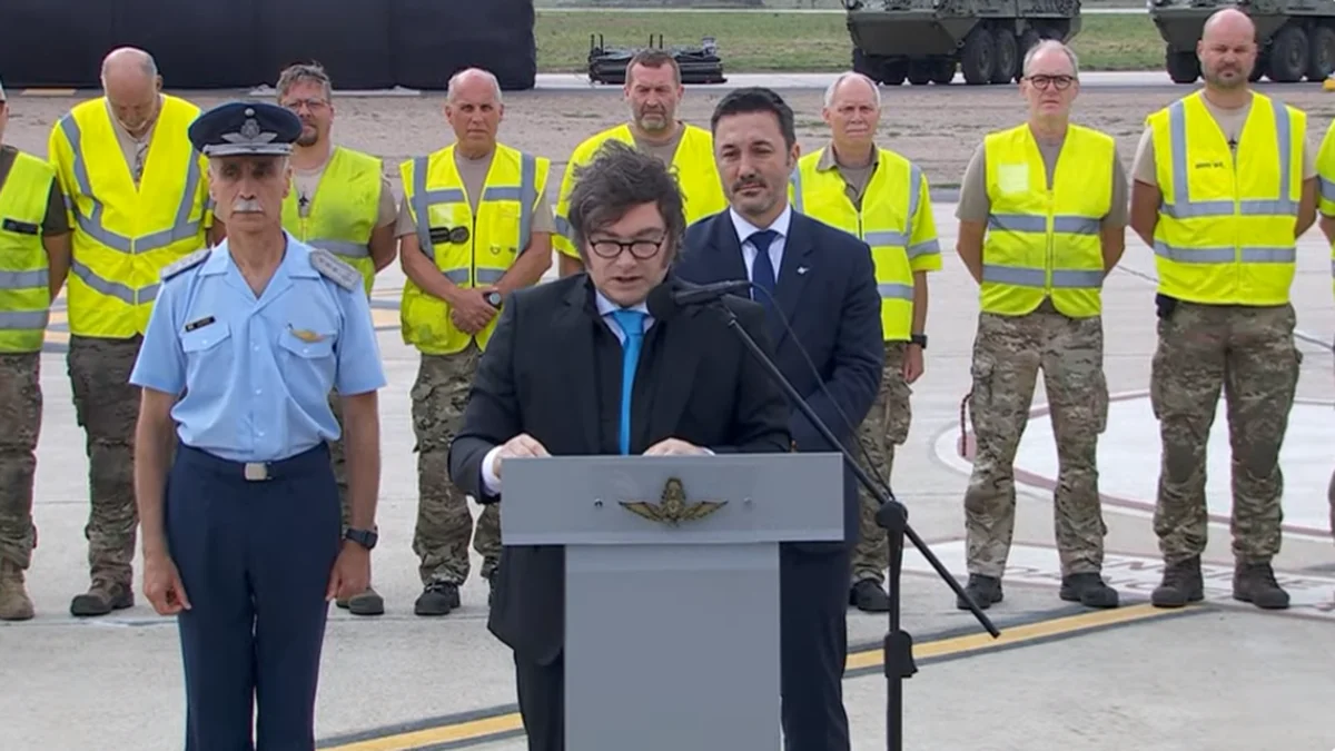 Javier Milei y Luis Petri participan del acto por la llegada de los aviones F-16
