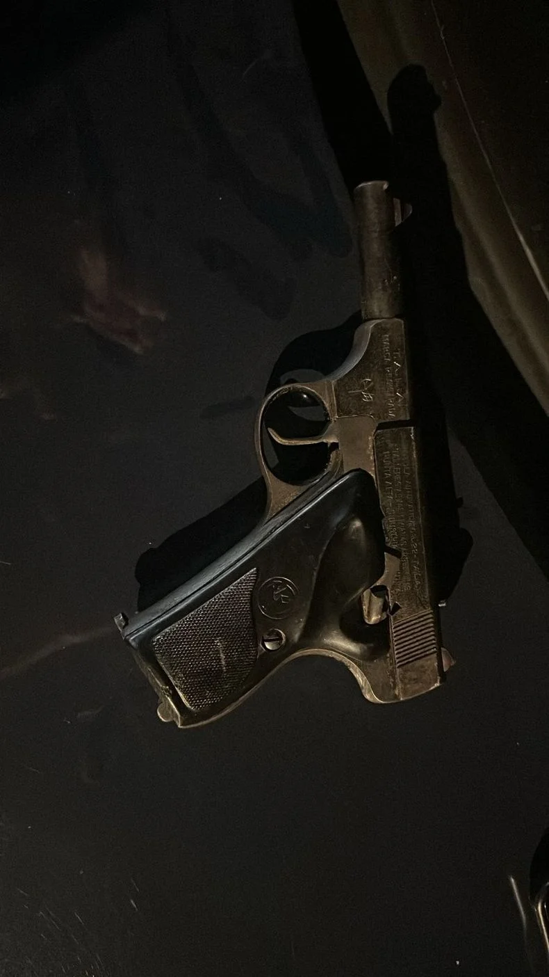 Un arma secuestrada, robo de un auto, celulares, un bolso y una riñonera fue el saldo del viernes y sábado. 