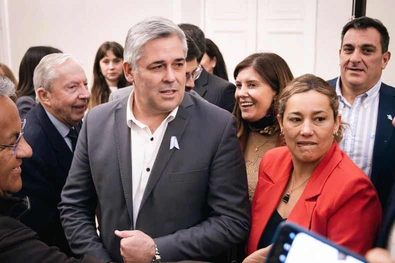 El diputado Germ&aacute;n G&oacute;mez y la senadora Adriana Cano, del PJ, encararon la conferencia de prensa.&nbsp;
