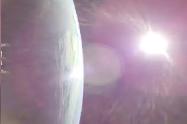 Esta imagen tomada de un v&iacute;deo proporcionado por la NASA muestra la Tierra, a la izquierda, desde la nave espacial Orion de la NASA mientras encend&iacute;a sus motores en direcci&oacute;n a la Luna el jueves 2 de abril de 2026.&nbsp;