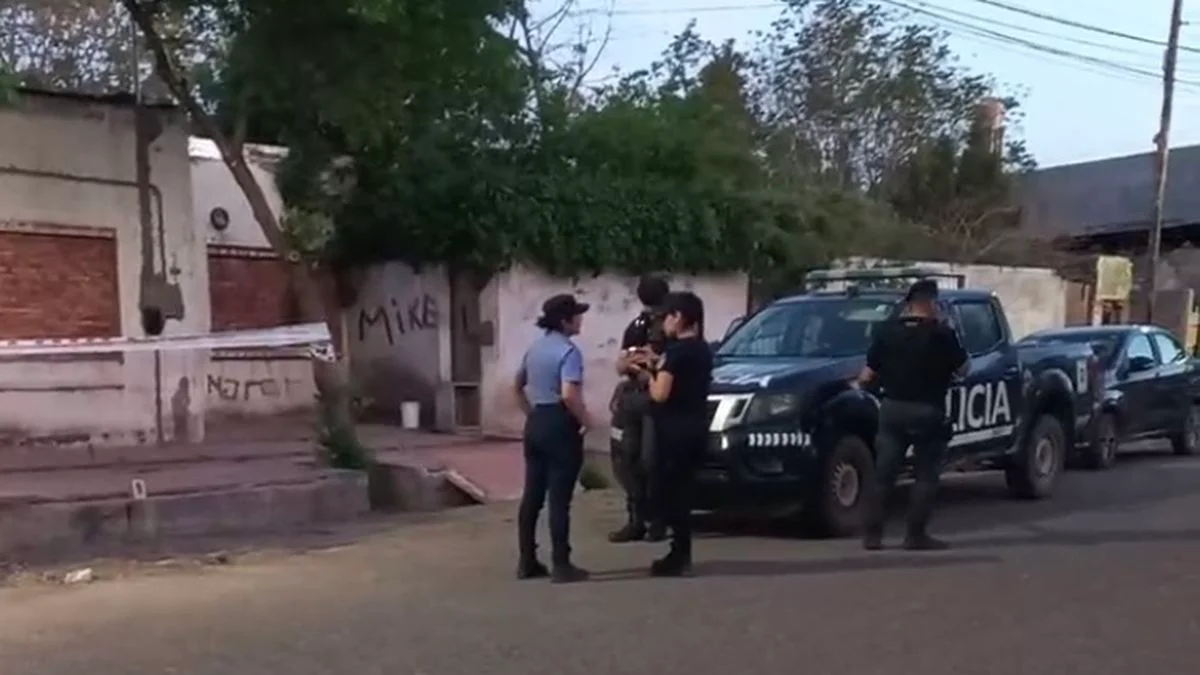 Una pareja protagonizó una pelea en la puerta de su casa y un hombre se encuentra en grave estado