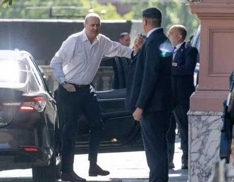 Sturzenegger y Milei siguen a pleno con la motosierra. 