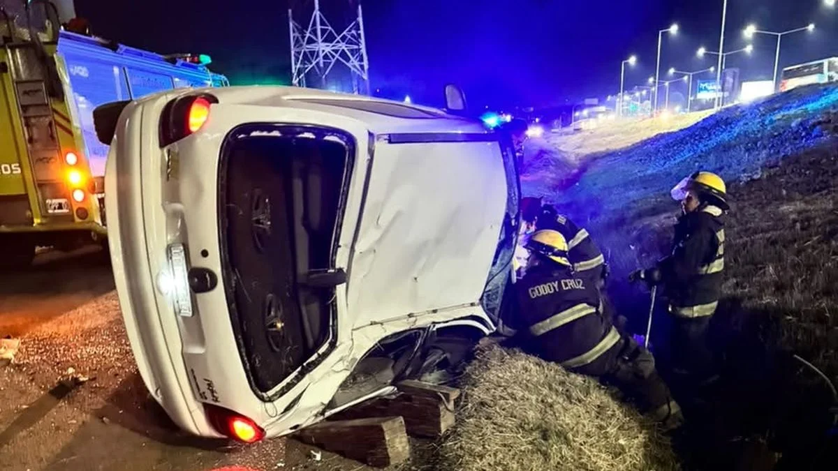 Fotos: aparatoso vuelco de un auto en Godoy Cruz dejó a su conductor con heridas