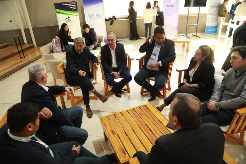 Emir F&eacute;lix, candidato por el frente del PJ, junto a referentes del sector, adem&aacute;s de los senadora Adriana Cano y el senador Mauricio Sat.&nbsp;