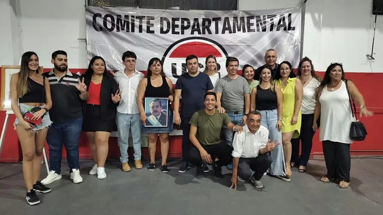 De remera roja, Stefi González, la hija de El Mostro, quien fue juzgado por atacar con nafta un local en Uspallata. Al centro, Francisco Lo Presti. 