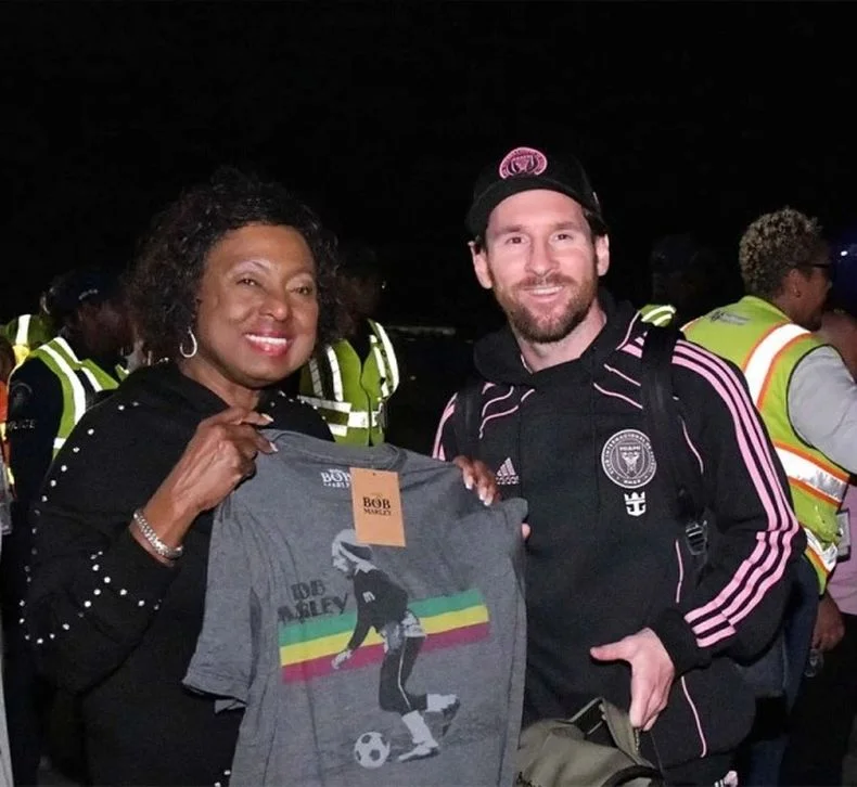 La camiseta que recibi&oacute; de regalo Lionel Messi.